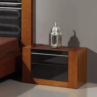 Mesa de cabeceira Lille 3 em madeira com gavetas pretas e lanterna decorativa