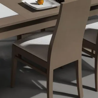 Cadeira Lille bege com assento estofado e costas altas junto a mesa