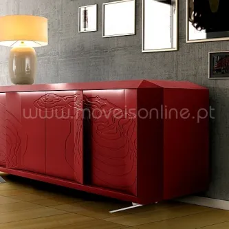 Aparador Diaa vermelho lacado com frentes gravadas, candeeiro e quadros na parede