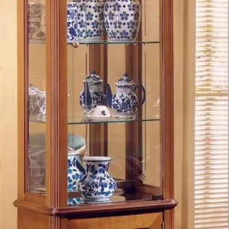 Vitrine Roma em madeira com prateleiras de vidro e loiça azul e branca