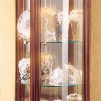 Vitrine em madeira com loiça e porcelana decorativa em prateleiras de vidro