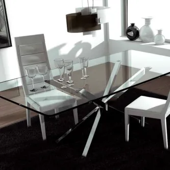 Mesa de jantar Trapeze 2 em vidro com pés metálicos cruzados, copos e cadeiras brancas