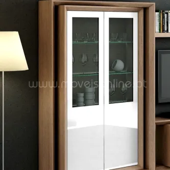 Vitrine com LED InOut em madeira, portas de vidro e prateleiras com copos