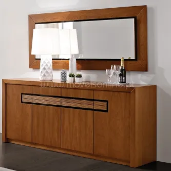 Aparador em madeira com quatro portas e espelho rectangular em moldura, lâmpada e decoração
