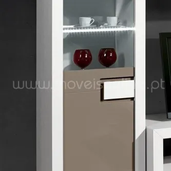 Vitrine Jupiter 2-1p branca com porta de vidro, iluminação interna e duas taças vermelhas