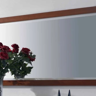 Espelho Ferrara com moldura de madeira e vaso de rosas refletido