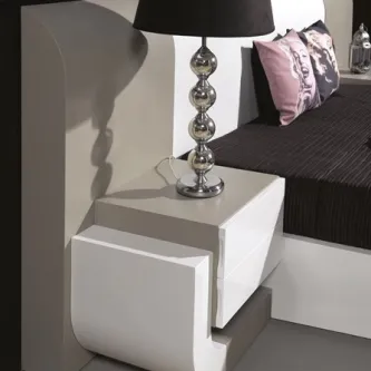 Mesa de cabeceira Just Gabrielle branca com duas gavetas e candeeiro cromado