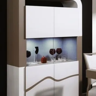 Vitrine branca de duas portas com prateleira iluminada e copos expostos