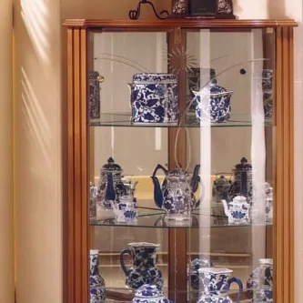 Vitrine de canto em madeira com loiça decorativa azul e branca em prateleiras de vidro