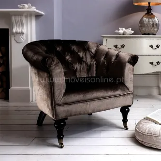 Poltrona Chalon em veludo castanho com pés de madeira e capitonê