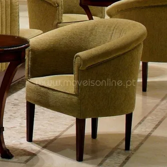 Cadeirão Caleta estofado verde com costas curvas e pernas em madeira