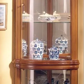 Vitrine Diana canto alta em madeira com porcelanas azuis e brancas em prateleiras de vidro