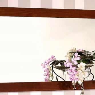 Espelho Zen com moldura de madeira e orquídeas rosas refletidas