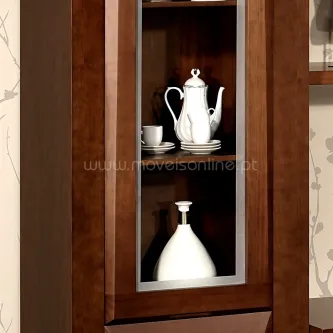 Vitrine de madeira com porta de vidro mostrando bule e chávena no topo e vaso branco abaixo