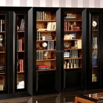 Biblioteca Zen com estantes pretas de vidro e prateleiras em madeira, livros e objectos