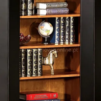 Vitrine Zen l3y com prateleiras de madeira, livros, globo e estatueta de cavalo