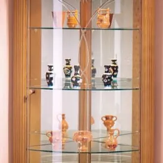 Vitrine Diana canto baixa em madeira com portas de vidro e prateleiras com vasos decorativos