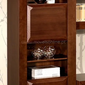 Vitrine Zen L3X em madeira com prateleiras, bolas decorativas de vidro e livros