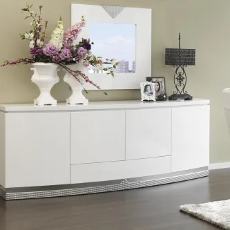 Aparador branco com espelho, vaso de flores, candeeiro e moldura fotográfica