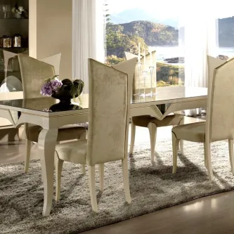 Mesa de jantar Abu Dhabi em vidro com seis cadeiras estofadas e vista luminosa.