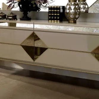 Aparador Abu Dhabi bege com painéis espelhados e detalhes dourados