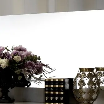 Espelho Abu Dhabi 2 retangular com arranjo de flores, livros e vaso decorativo dourado