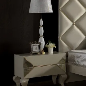 Mesa de cabeceira Abu Dhabi creme com gaveta espelhada, abajur e cabeceira acolchoada