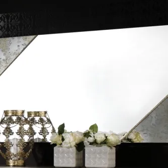 Espelho Abu Dhabi retangular com moldura metálica decorativa, vasos brancos e flores