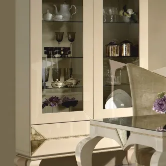 Vitrine Abu Dhabi em tom creme com portas de vidro e prateleiras com louças e copos