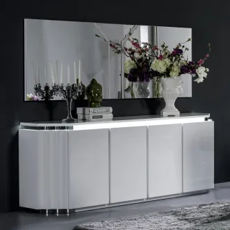 Aparador branco com espelho inox horizontal e arranjo floral
