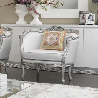 Poltrona Conceição branca com estrutura prateada e almofada decorativa