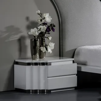 Mesa de cabeceira Pop I branca com duas gavetas e vaso de flores
