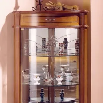 Vitrine de canto baixa em madeira com portas de vidro e prateleiras com loiça
