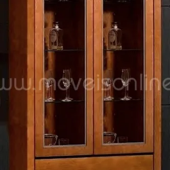 Vitrine MJB em madeira com portas de vidro e prateleiras com copos e garrafas