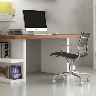 Secretária multi com tampo de madeira, computador all-in-one e cadeira giratória cinzenta