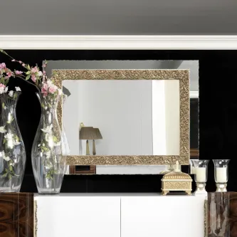 Espelho Conceição Golden retangular dourado ornamentado sobre cómoda com vasos