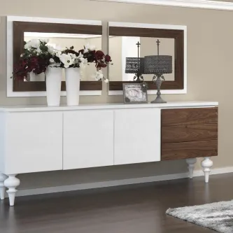 Aparador branco com gavetas e painel espelhado, decorado com vasos e abajur
