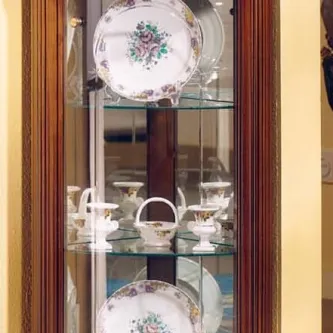 Vitrine mini canto baixa em madeira com prateleiras de vidro e louça decorativa