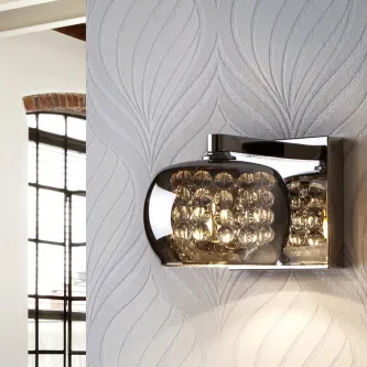 Aplique Arian cromado com cúpula de vidro e interior de cristais, montado na parede