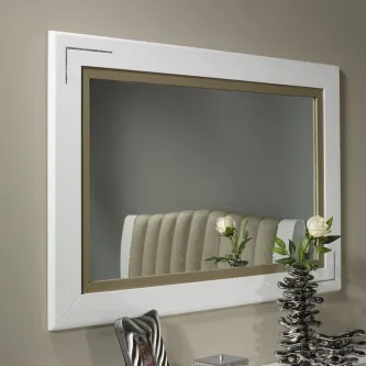 Moldura Gloss espelho retangular branco com filete dourado, reflexo de sofá e flores