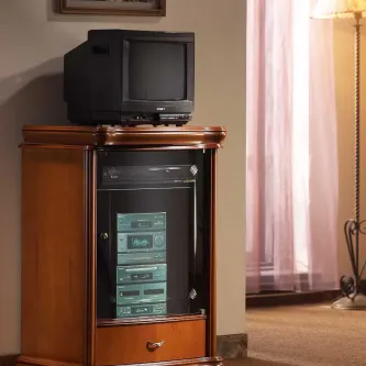 Móvel bar e hi-fi em madeira com porta de vidro, aparelho hi-fi visível e TV CRT