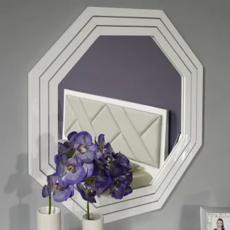 Moldura losango branca octogonal com espelho e flores roxas em vasos