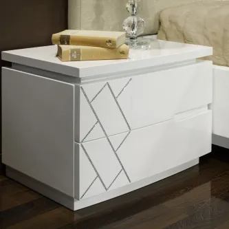 Mesa de cabeceira Arlequim branca lacada com duas gavetas e padrão geométrico prateado