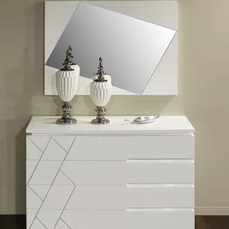 Cómoda branca com padrão geométrico, espelho inclinado e dois vasos decorativos