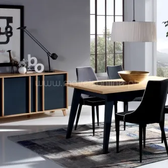 Sala de jantar Montreal com mesa de madeira, quatro cadeiras pretas e aparador junto à janela