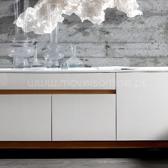 Aparador Sandrine 3P1C branco com três portas, base em madeira e vasos de vidro