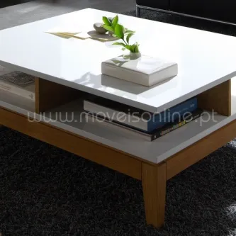 Mesa de centro Sandrine branca com tampo lacado, prateleira inferior e pernas de madeira