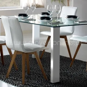 Mesa de jantar Leila com tampo de vidro, quatro cadeiras brancas e loiça posta