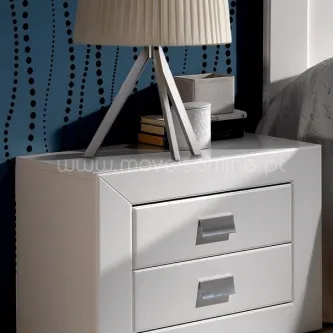 Mesa de cabeceira Iziar branca com três gavetas, candeeiro e livros em cima