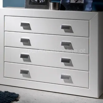Cómoda Iziar branca com cinco gavetas e puxadores rectangulares cinza